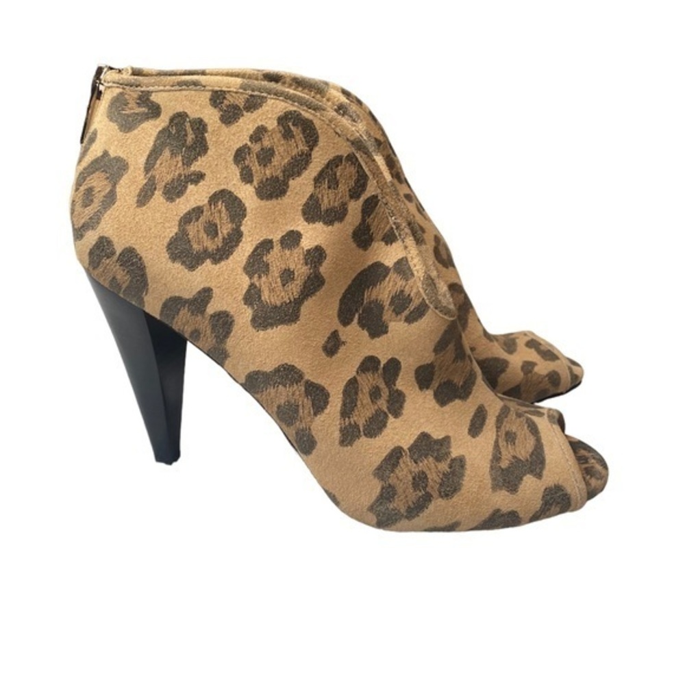 Vince Camuto woman’s suede leopard print pep toe heels size 9